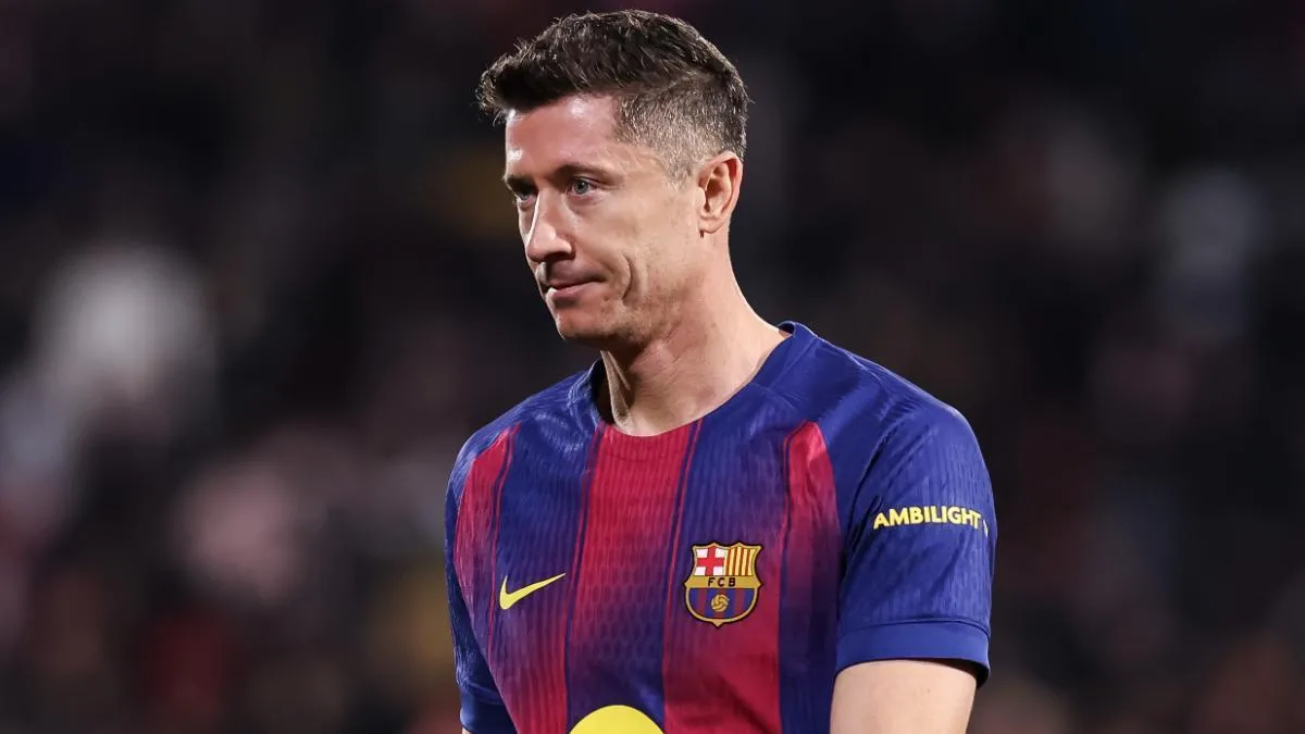 برشلونة يؤكد: كسر في محجر عين ليفاندوفسكي يغيبه عن قمة أتلتيكو