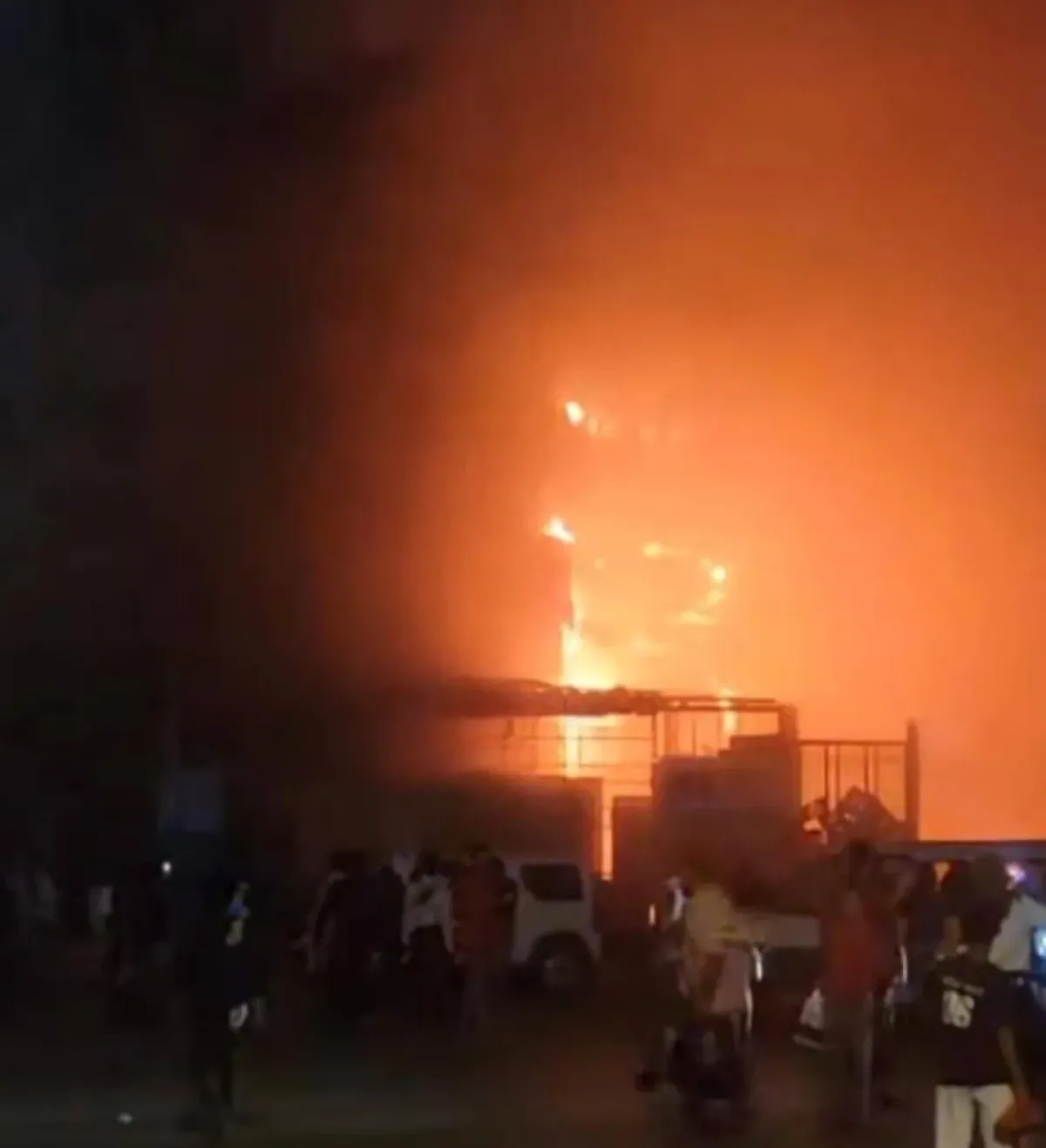 عدن .. حريق ضخم يلتهم عددًا من المحلات التجارية في مديرية المنصورة