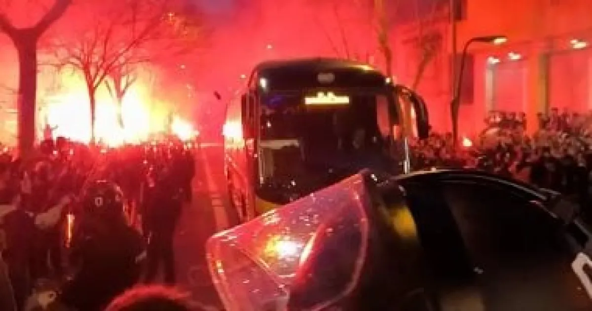 أعمال شغب قبل مباراة برشلونة وأتلتيكو: جماهير "البلوغرانا" تهاجم حافلة الخصم