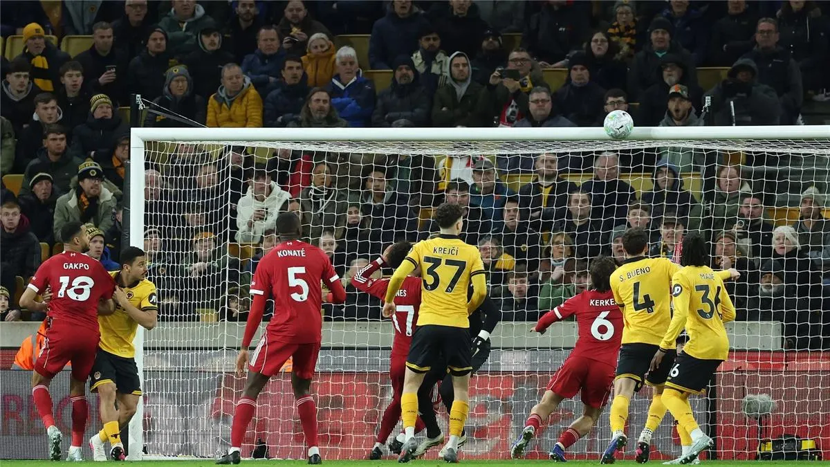 رودريجو جوميز يفتتح التسجيل لوولفرهامبتون ضد ليفربول في البريميرليج