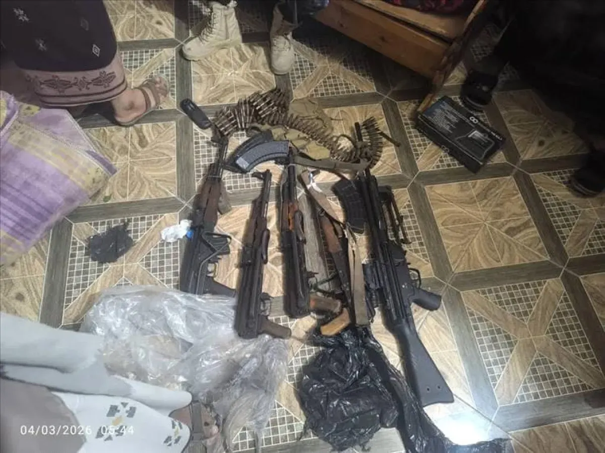 الأجهزة الأمنية بالمكلا تداهم منزلاً وتضبط أسلحة منهوبة بأمر قضائي