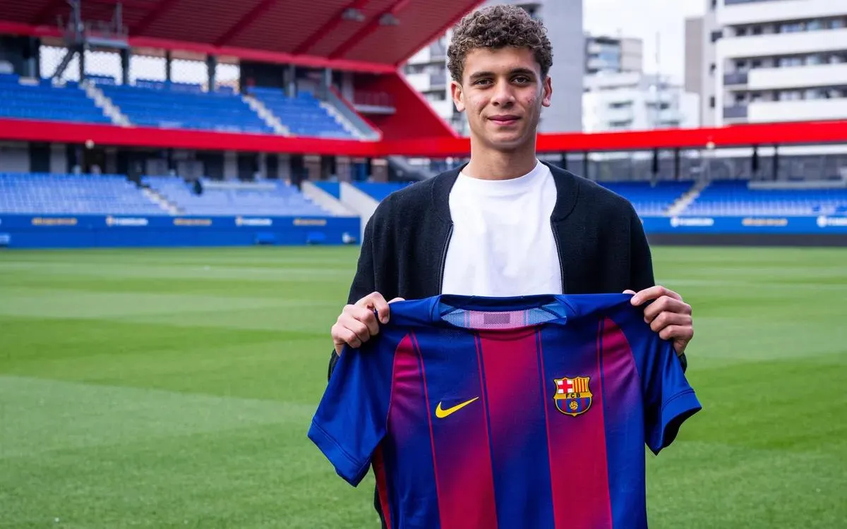 حمزة عبد الكريم يخطو أولى خطواته مع برشلونة للشباب بعد حل أزمة تصريح العمل