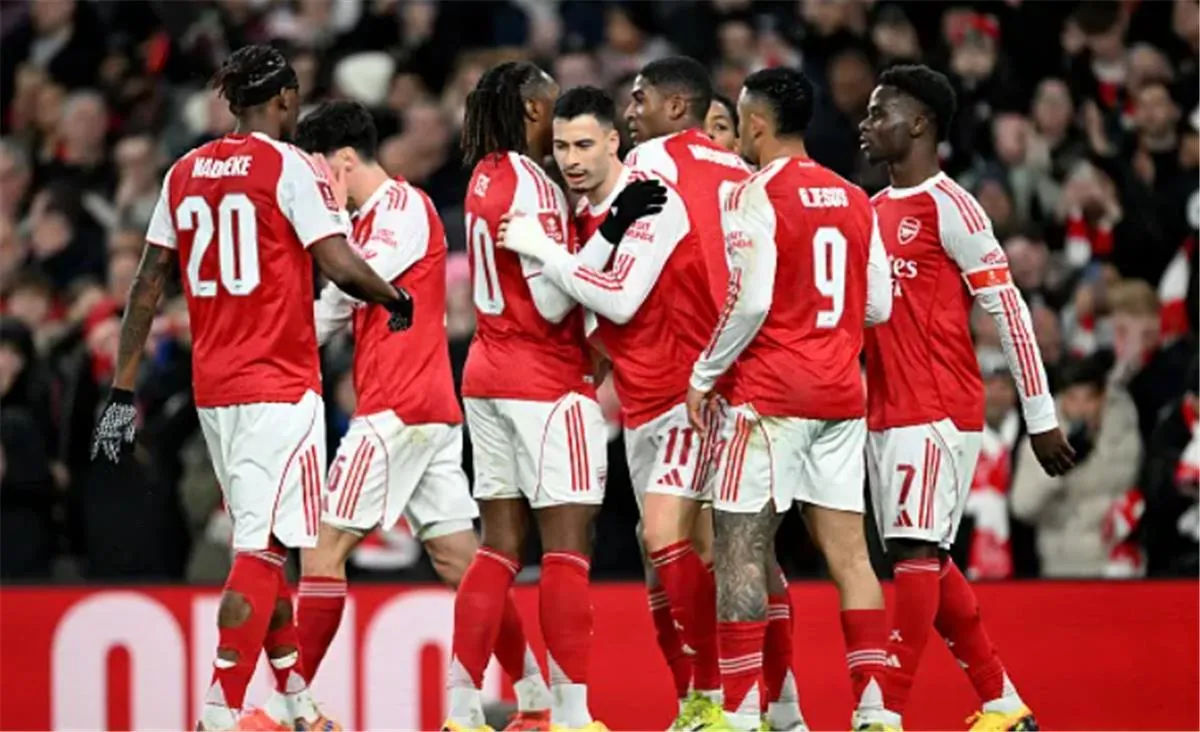 إيفرا يدعم أرسنال لـ "البريميرليج".. لكنه يحذر من "خيبة الأمل" المعتادة