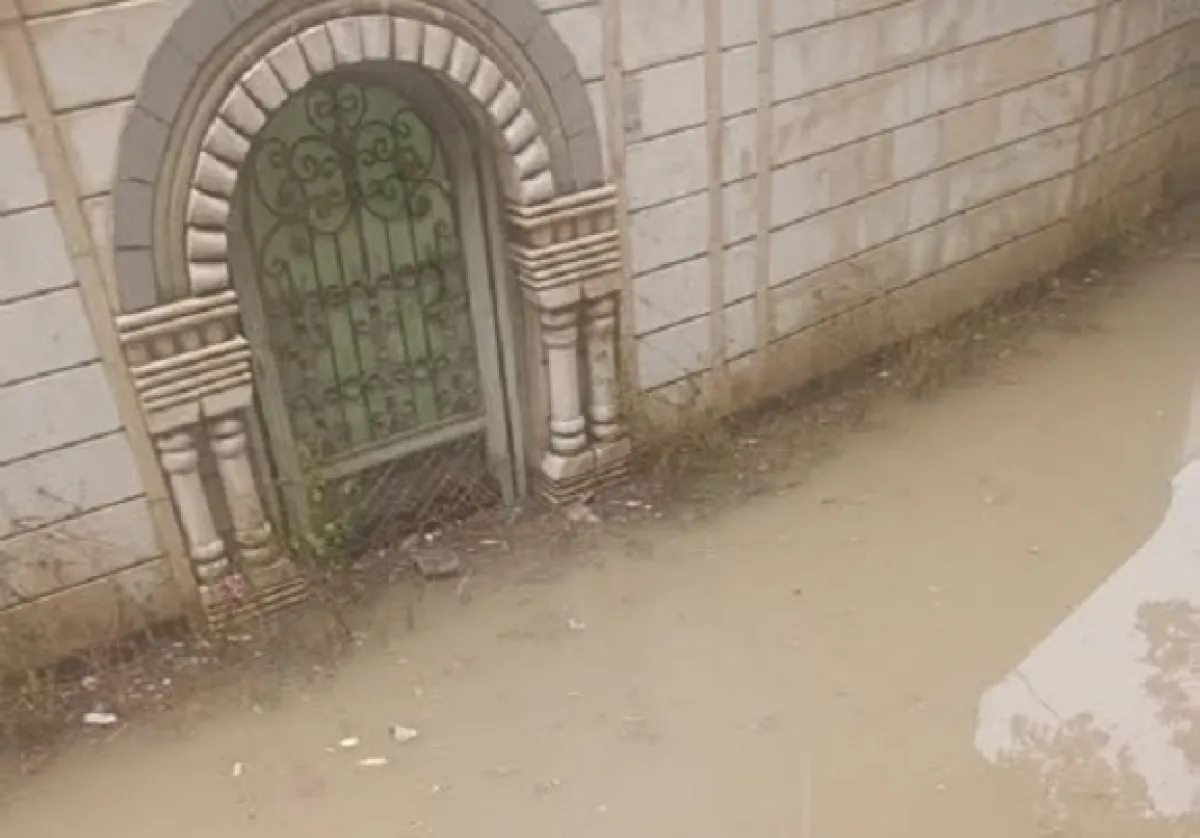 أمطار إب تحاصر السكان.. منازل تغرق وإهمال يفاقم الأزمة