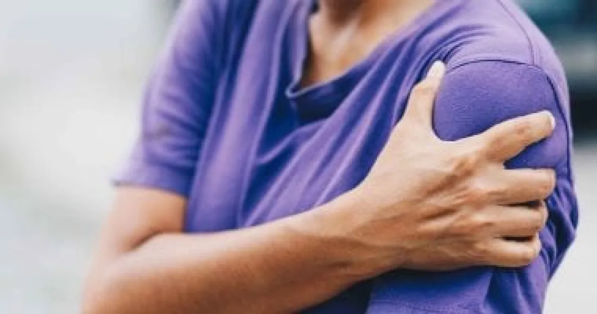 الكتف المتجمد: الأسباب، المراحل، وطرق العلاج الفعالة