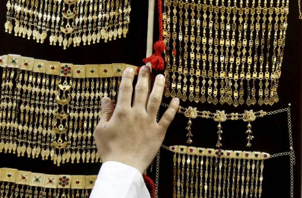 أسعار الذهب تستقر في السعودية وسط تراجع عالمي بفعل الدولار