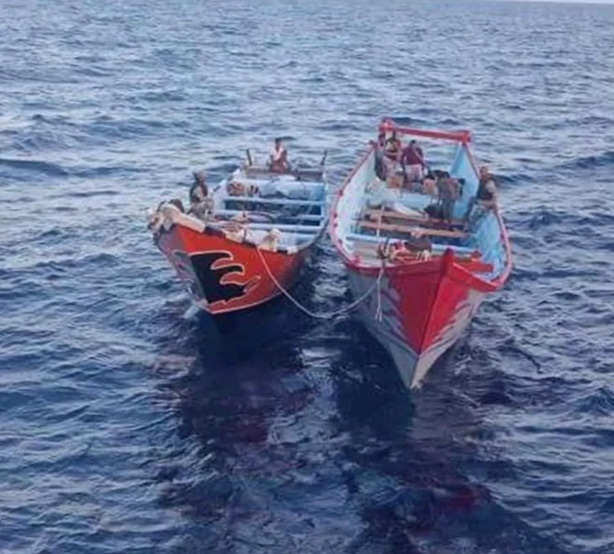 خفر السواحل اليمنية تضبط قاربين يشتبه بتورطهما في أنشطة تهريب