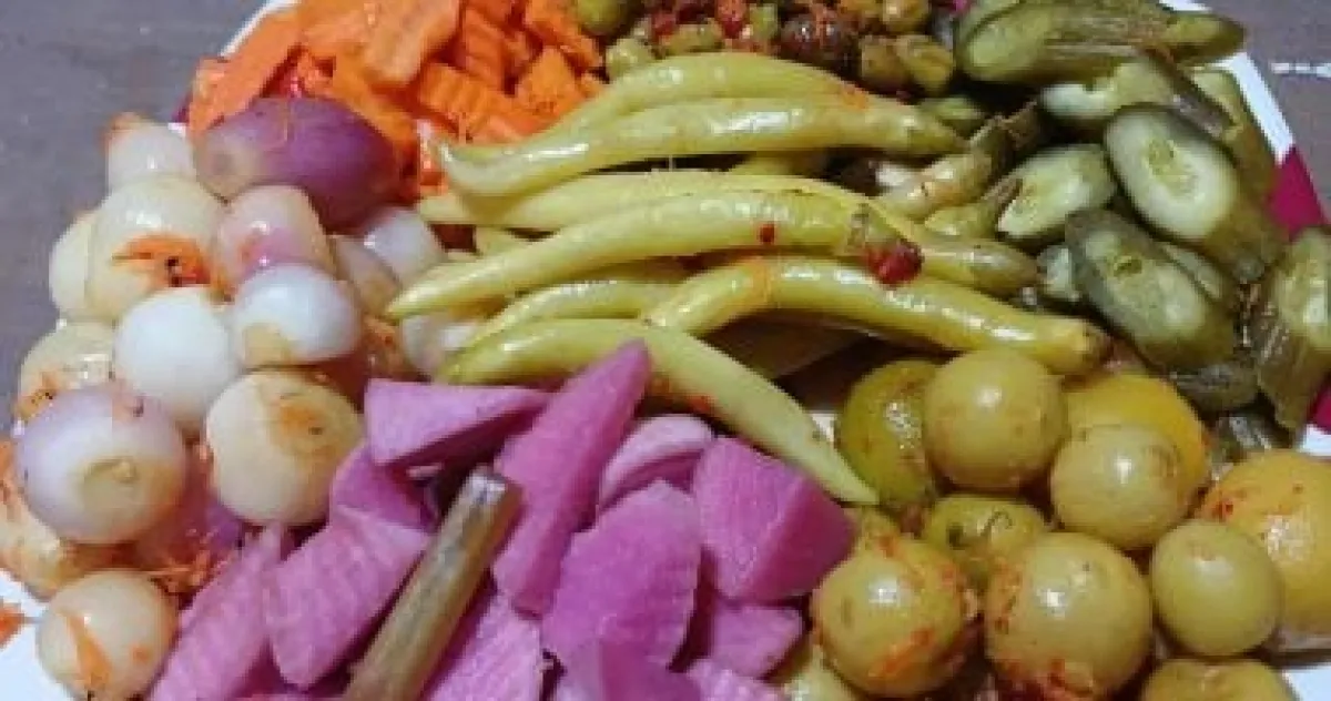 المخللات: فوائد محدودة وأضرار تتجاوز الهضم وتوازن السوائل