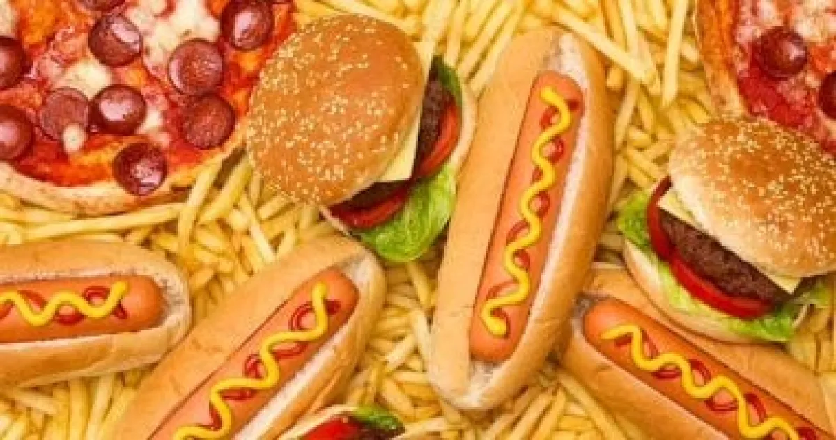 أطعمة معالجة تضعف عضلاتك.. حتى لو وزنك طبيعي!