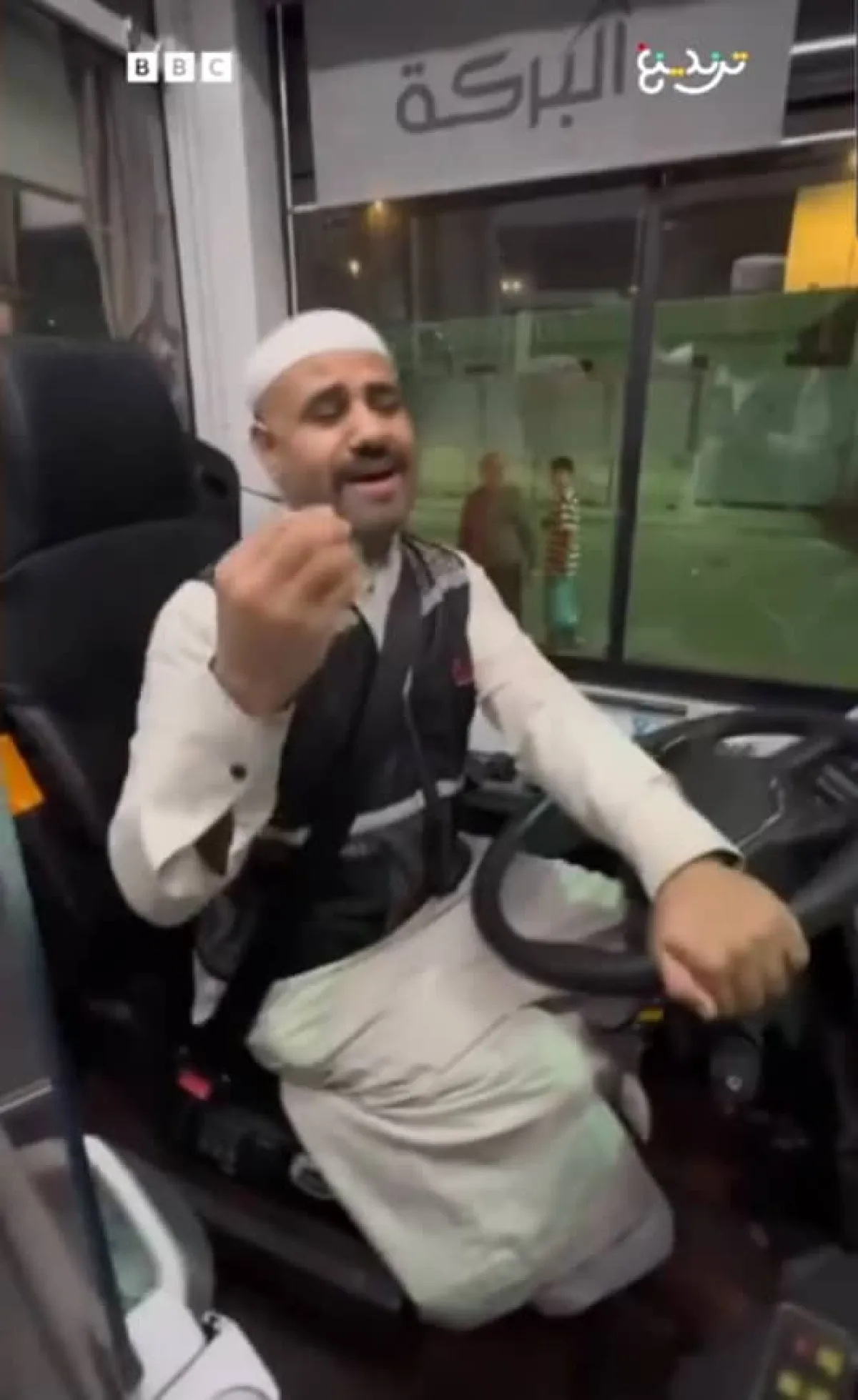 في المشاعر المقدسة :  سائق يمني يتصدر مواقع التواصل بأنشودة "حجي يا حجي"