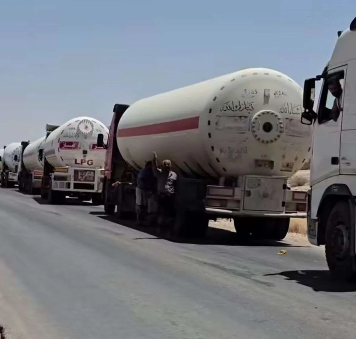 قطع طرق شاحنات مأرب في شبوة.. ضغط قبلي لوقف التقطعات