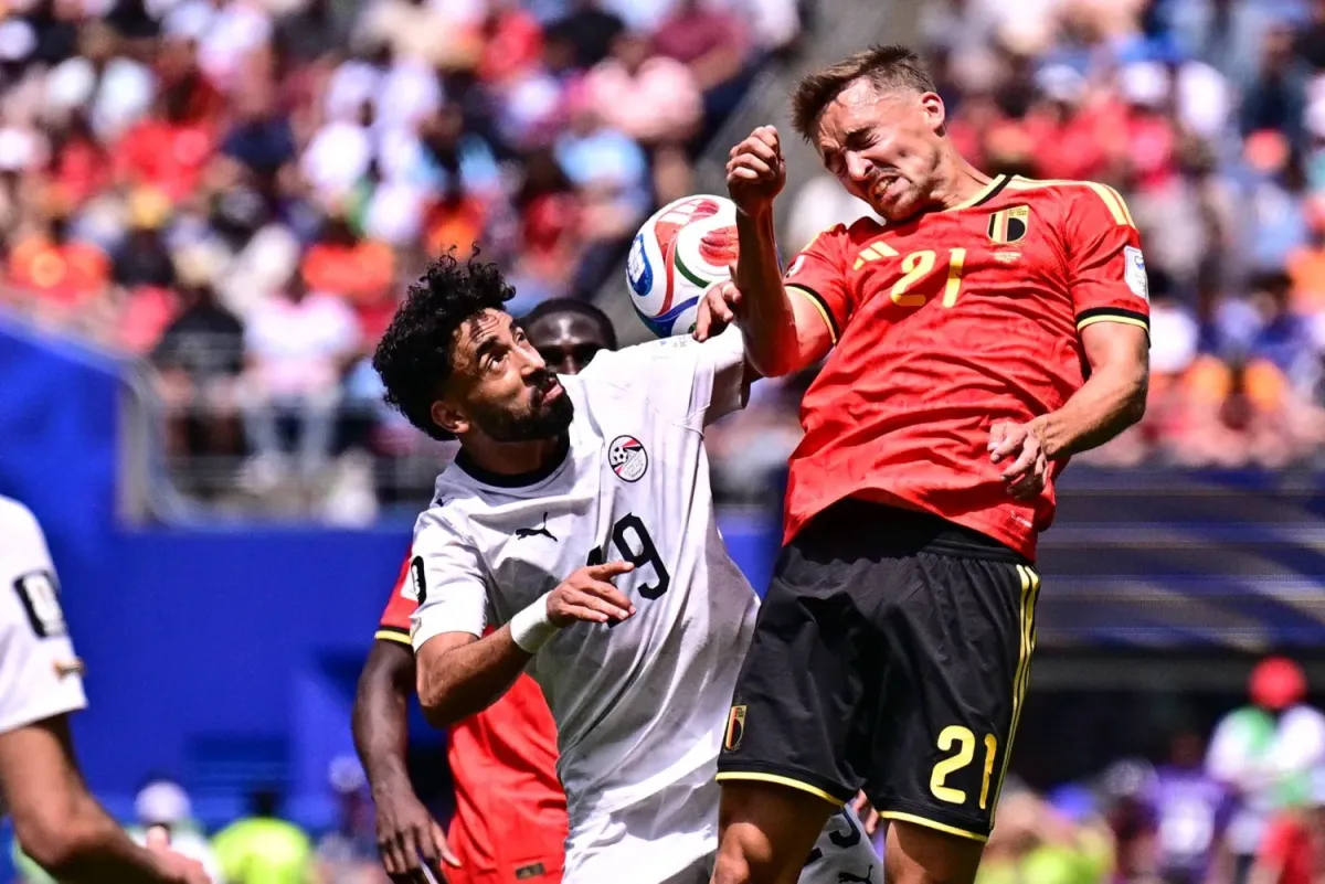 مدافع بلجيكا: مصر عقدت مهمتنا بكأس العالم بفضل نجومها وتنظيمها