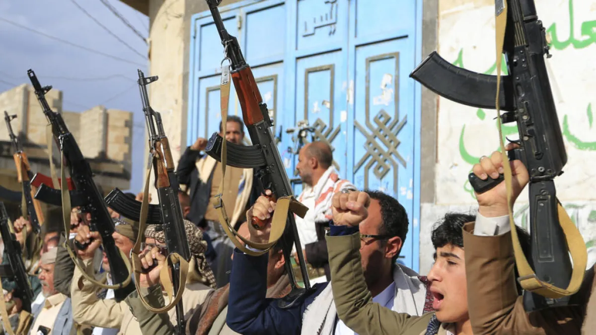 الحوثيون يطعمون الفقراء أغذية فاسدة.. مساعدات منتهية الصلاحية تتحول إلى تهديد صحي للمحتاجين