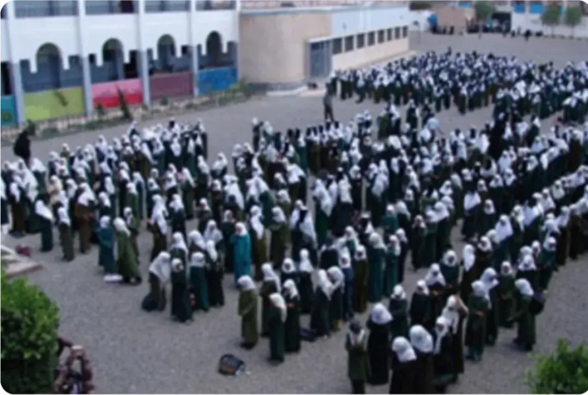 وسط انهيار معيشي متفاقم.. معلمون بلا رواتب يدخلون عامهم الدراسي الجديد في مناطق سيطرة عصابة الحوثي