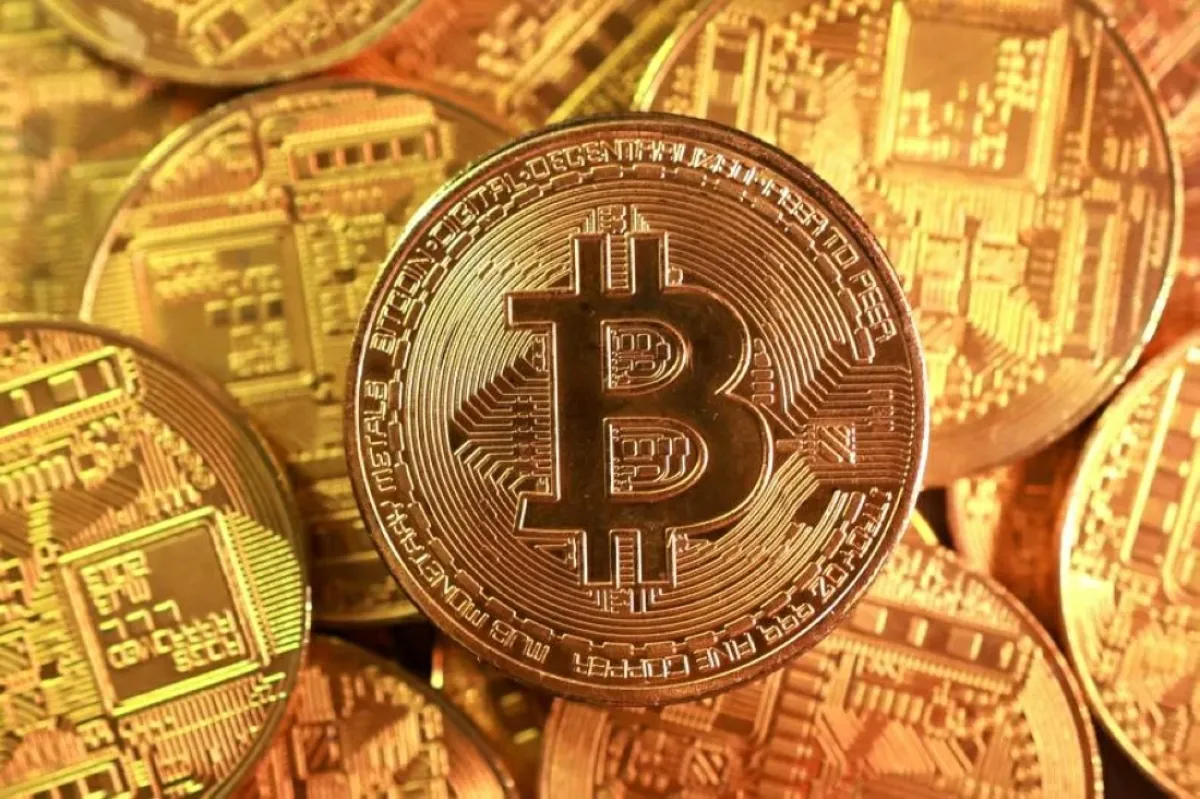 بيتكوين تتجاوز 60 ألف دولار وسط ضغوط على أكبر مشترٍ لها