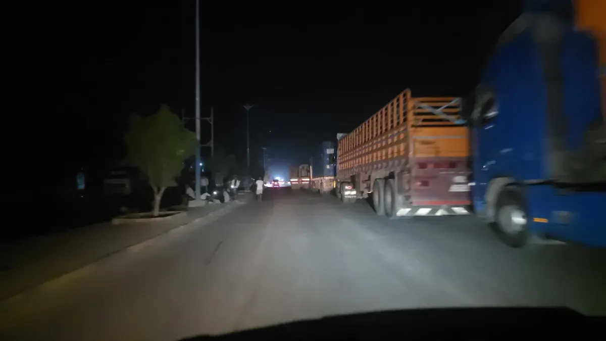 احتجاجات في المكلا توقف حركة القواطر بسبب انقطاع الكهرباء