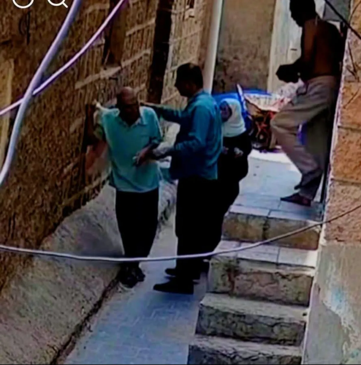 إصابة مسن باعتداء من نجل شقيقه في حي وادي المدام بتعز