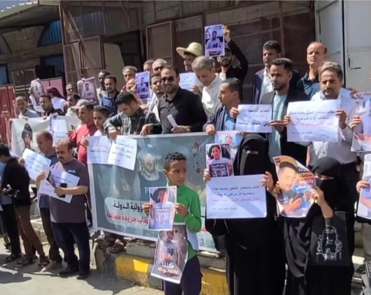 وقفة احتجاجية في تعز تنديدًا باغتيال الصحفي محمد عيضة في المكلا