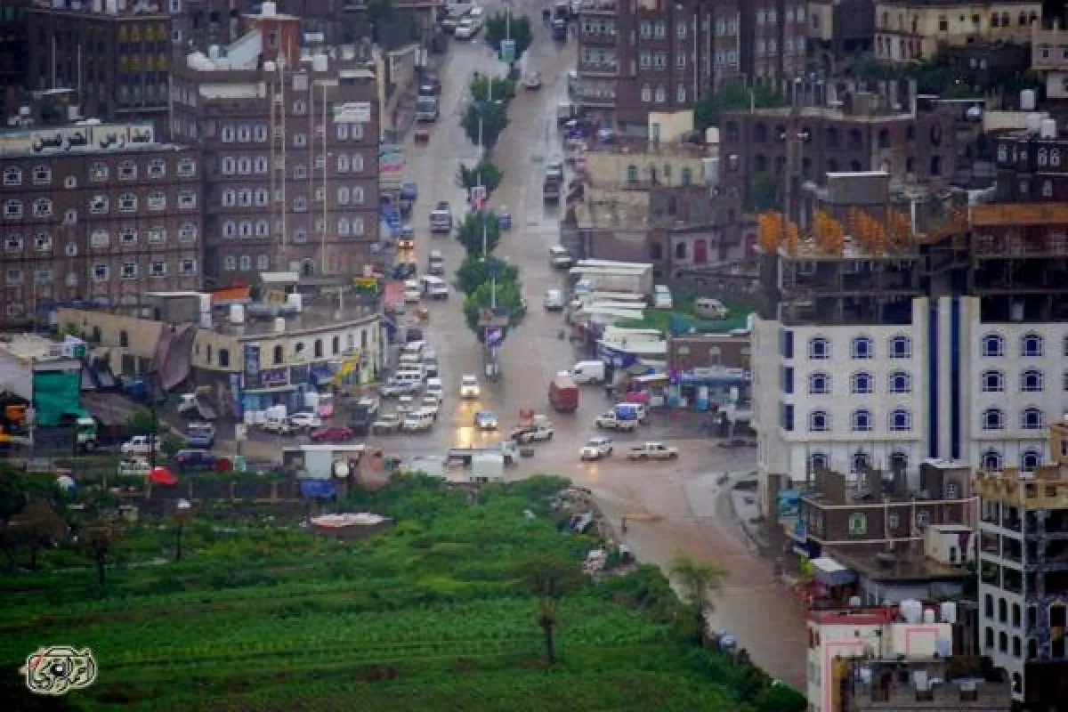 حوثيون يطلقون الرصاص على منزل مدني في إب ويعمّقون فوضى السلاح